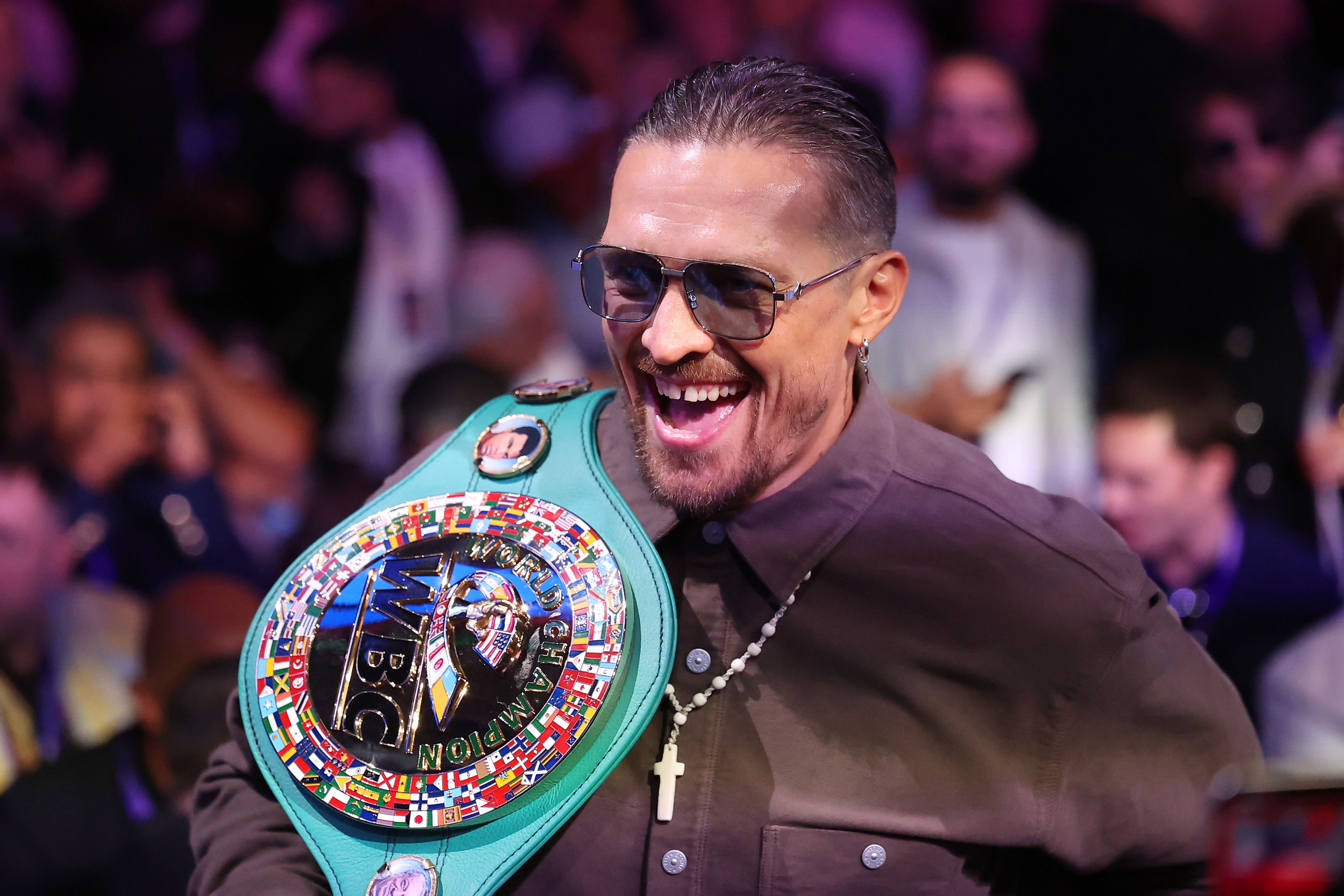 Oleksander Usyk arrives to watch with his WBC belt ahead of Joshua Dubois